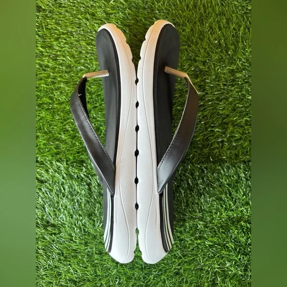 adidas Women’s Adilette Comfort Flip-Flops/Size: 10/Colors: Black and White/VGC - Picture 7 of 9